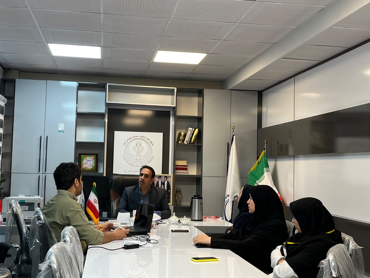 بررسی اجرای دستورالعمل پوشش حرفهای کارکنان و نیاز نیروی انسانی اتاق عمل در کمیته اخلاق بالینی و انطباق بیمارستان امام جعفر صادق (ع) پاسارگاد