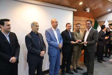 آیین تقدیر از برگزیدگان پنجمین همایش تعالی کیفیت در نظام سلامت با حضور رئیس دانشگاه علوم پزشکی شیراز به روایت تصویر / آبان 1404