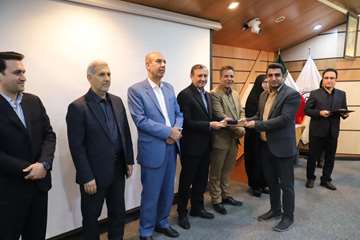 آیین تقدیر از برگزیدگان پنجمین همایش تعالی کیفیت در نظام سلامت با حضور رئیس دانشگاه علوم پزشکی شیراز به روایت تصویر / آبان 1404