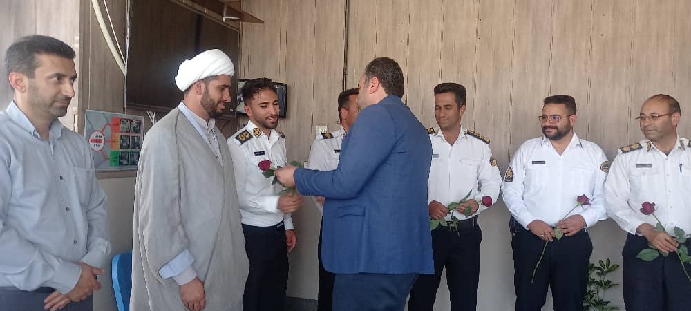 تقدیر از پرسنل نیروی انتظامی توسط تیم مدیریتی بیمارستان امام جعفر صادق (ع) پاسارگاد 