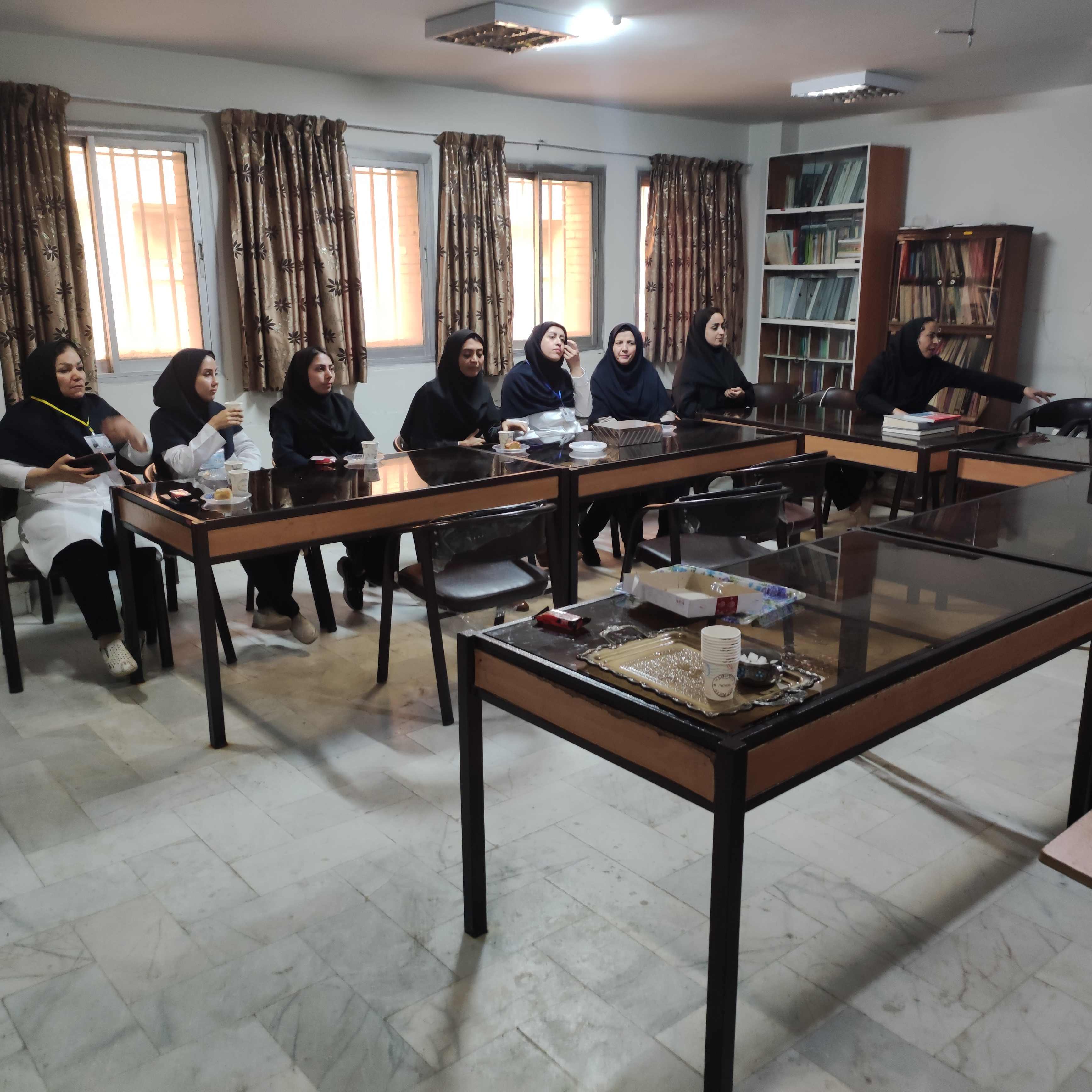 حضور دانشآموزان کانون پرورش فکری علیآباد در بیمارستان امام جعفر صادق(ع) و قدردانی از پرستاران