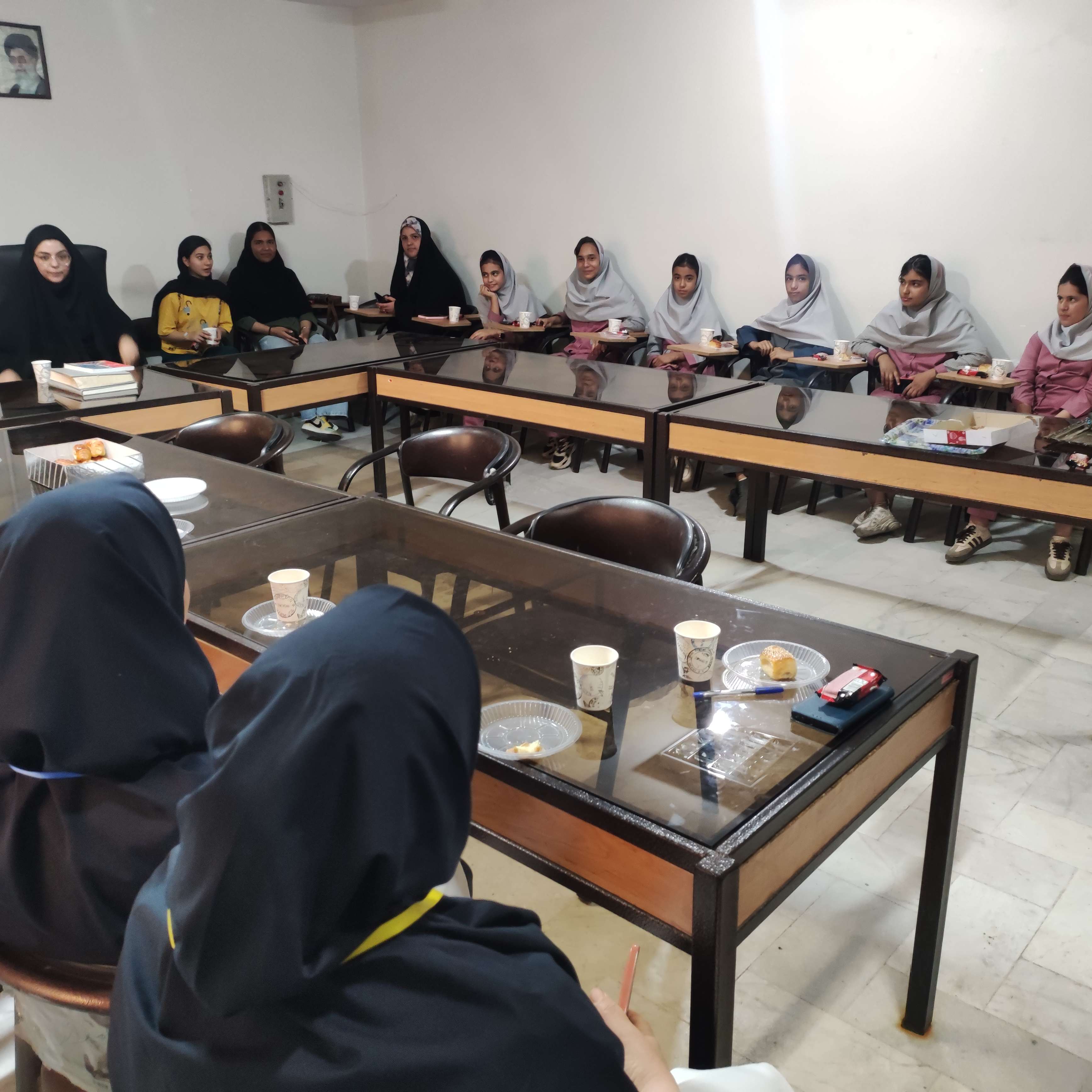 حضور دانشآموزان کانون پرورش فکری علیآباد در بیمارستان امام جعفر صادق(ع) و قدردانی از پرستاران