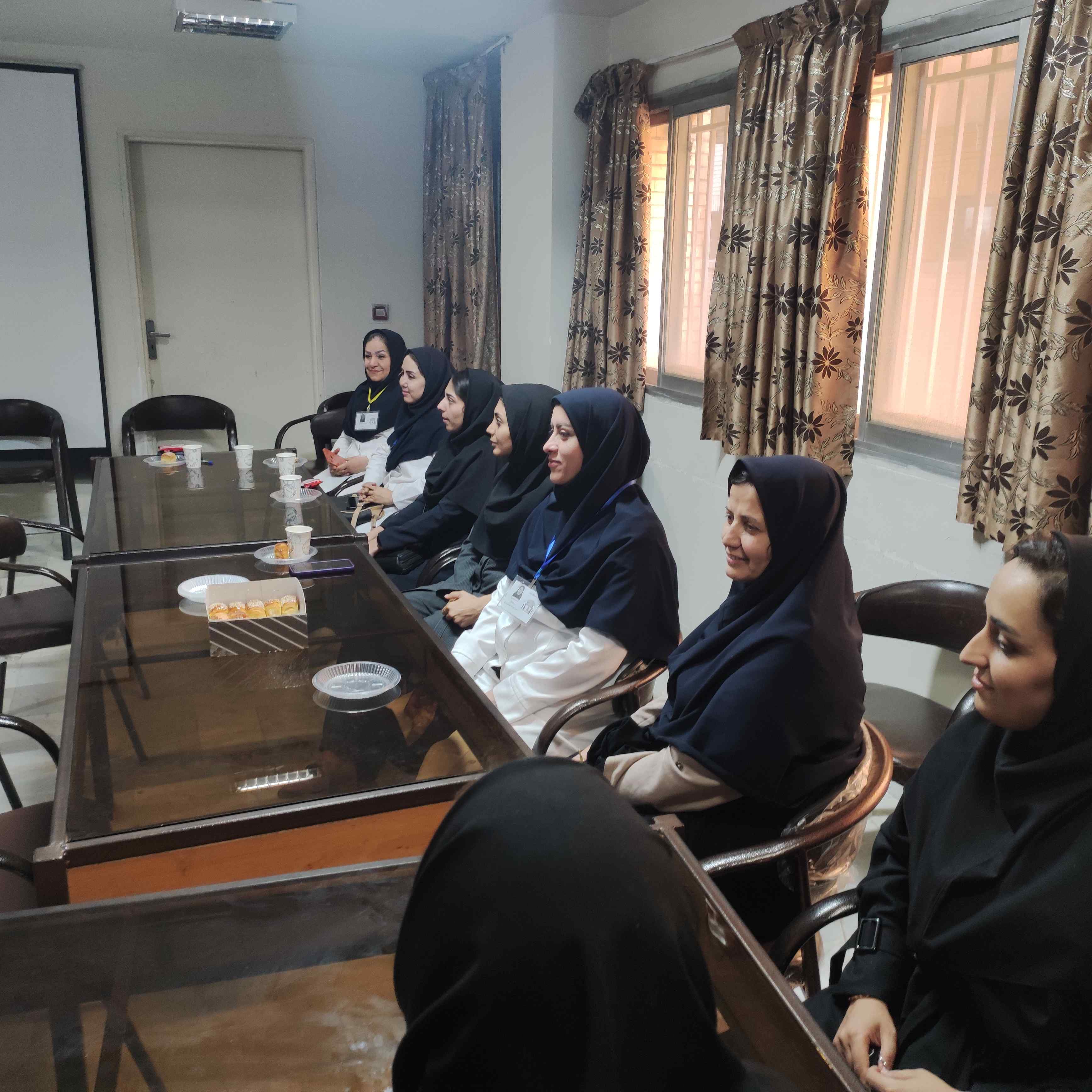 حضور دانشآموزان کانون پرورش فکری علیآباد در بیمارستان امام جعفر صادق(ع) و قدردانی از پرستاران